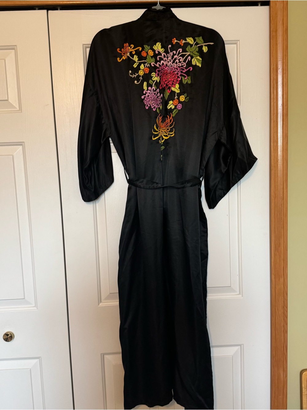 GOLDEN DRAGON Vintage Black Silk Blend Embroidered Floral Kimono Robe W/Belt